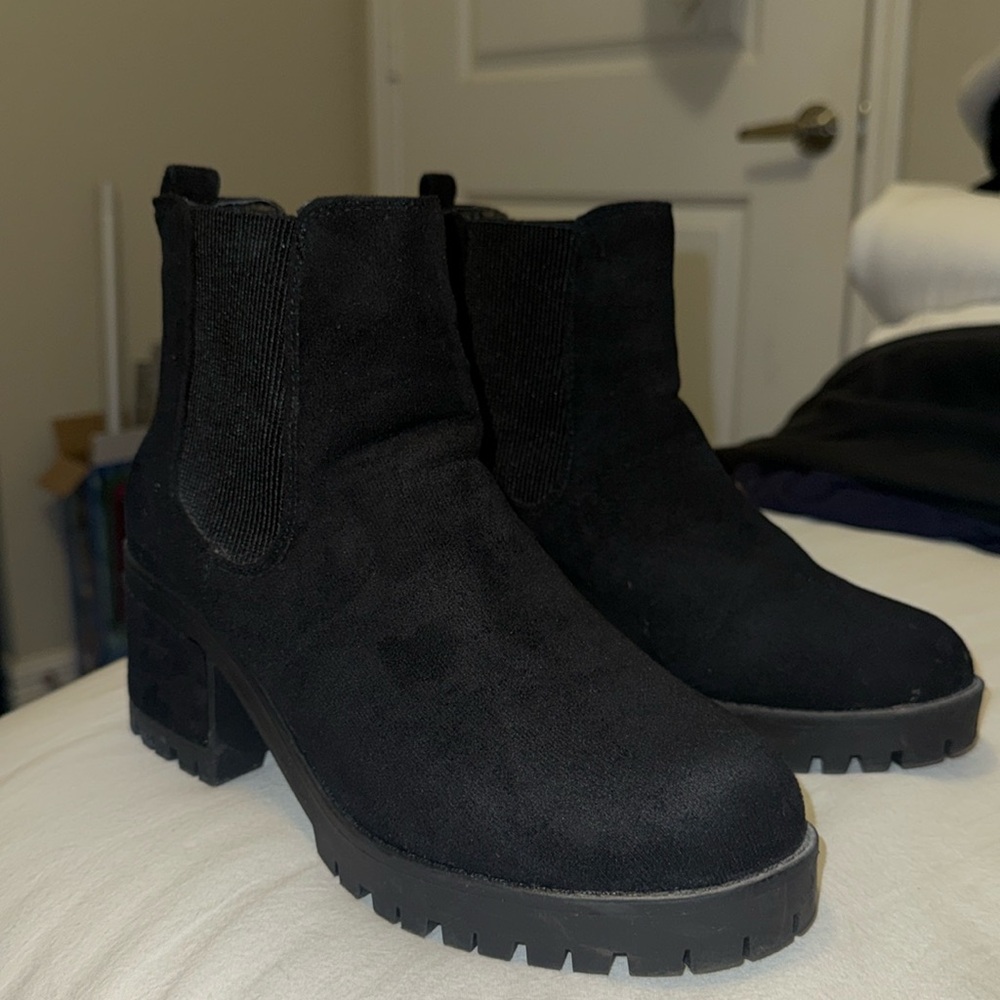 Black Ankle Books Size 9: Barely Used :)